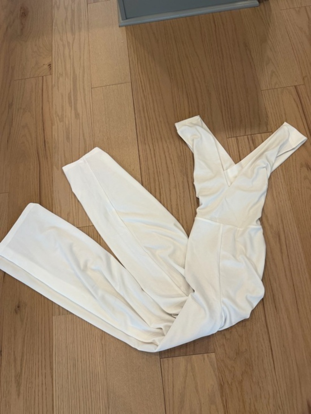 NWOT Lulu’s White V-Neck Wide-Leg Jumpsuit